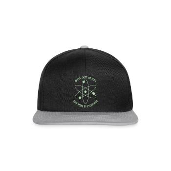 Never trust an Atom - they make up everything - Snapback Cap - Schwarz/Grau - Vorne
