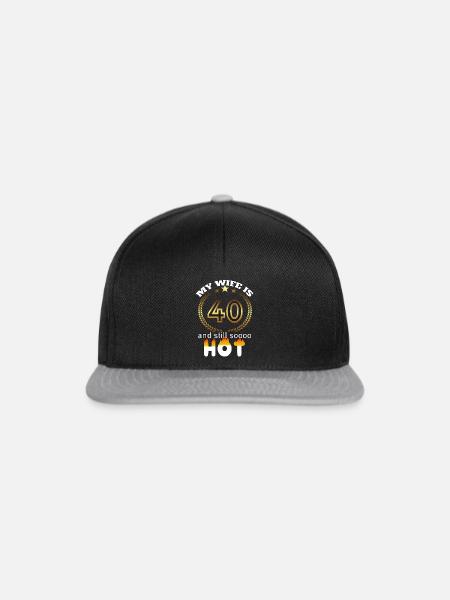 My wife is 40 and still hot - Geschenk Ehemann - Snapback Cap - Schwarz/Grau