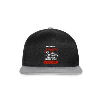 Ich bin der jüngere Zwilling für mich gelten keine - Snapback Cap - Schwarz/Grau - Vorne