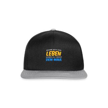 Träume nicht dein Leben, sondern halt dein Maul - Snapback Cap - Schwarz/Grau - Vorne
