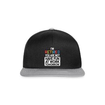 Retired 2025 - Ich bin RENTE, DU nicht - Snapback Cap - Schwarz/Grau - Vorne