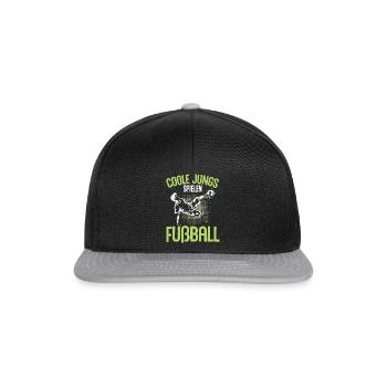 Coole Jungs spielen Fußball – Dynamisches Design - Snapback Cap - Schwarz/Grau - Vorne