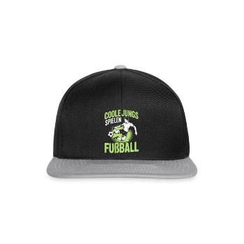 Coole Jungs spielen Fußball – Dynamisches Design - Snapback Cap - Schwarz/Grau - Vorne