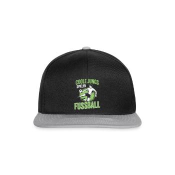 Coole Jungs spielen Fußball – Dynamisches Design - Snapback Cap - Schwarz/Grau - Vorne