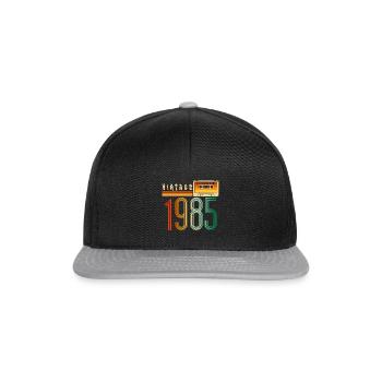Jahr 1985 Old School Kassette Musik Retro - Snapback Cap - Schwarz/Grau - Vorne