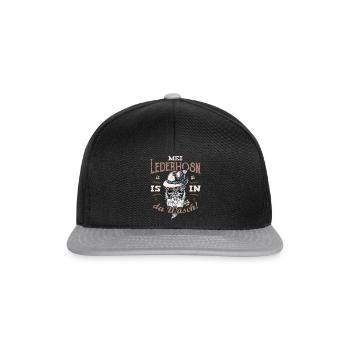 Mei Lederhosn is in da Wäsch Ersatz Tracht Bayern - Snapback Cap - Schwarz/Grau - Vorne