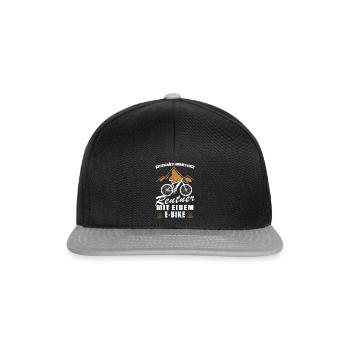 Unterschätze niemals einen Rentner mit einem EBike - Snapback Cap - Schwarz/Grau - Vorne
