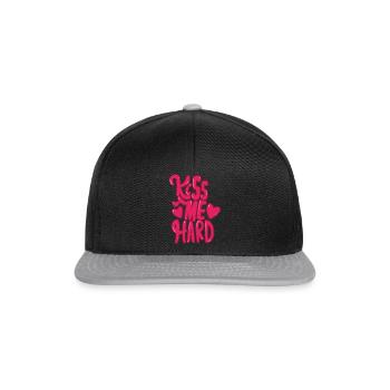 Kiss me hard, Kiss me again romantic red hearts - Snapback Cap - black/grey - Front