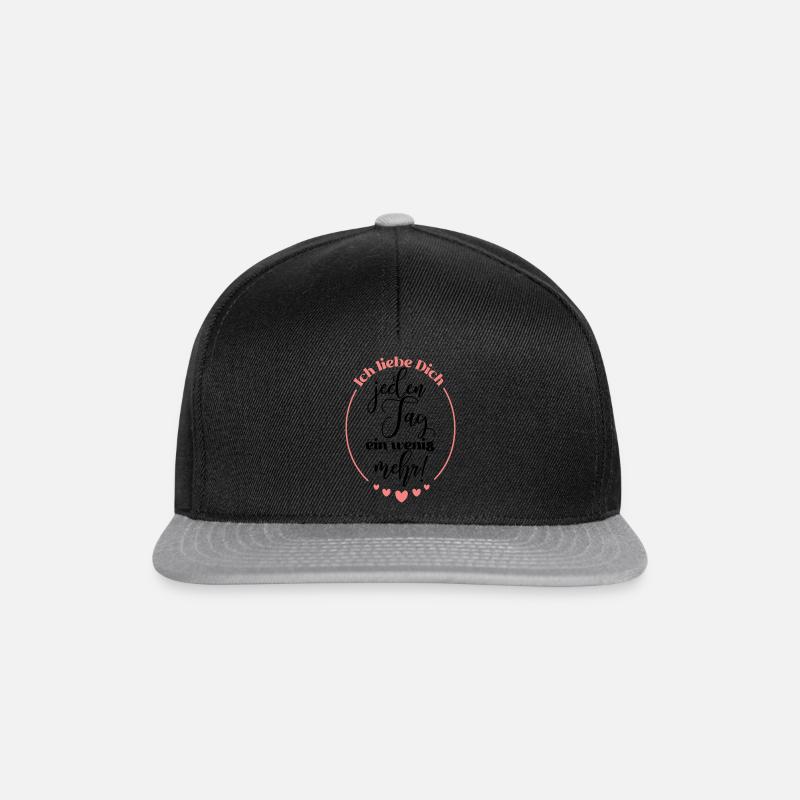Ich liebe dich jeden Tag ein Wenig mehr Schatz - Snapback Cap - Schwarz/Grau