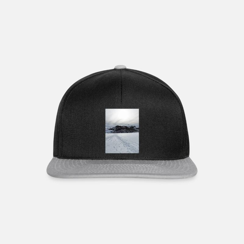 Snowbound Horizon Under Pale Sun - Snapback Cap - black/grey