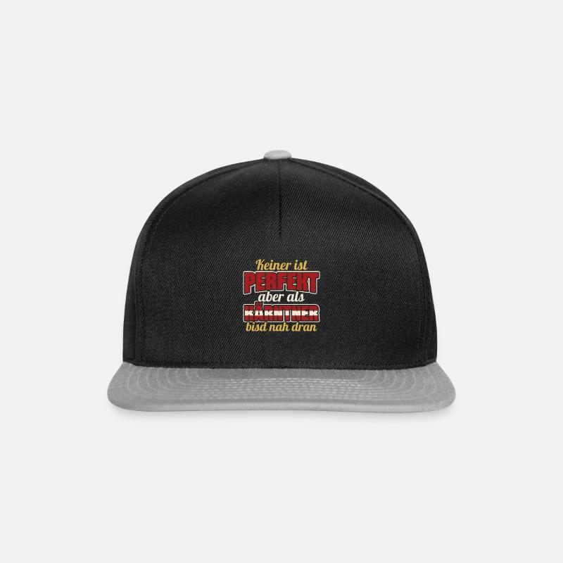 Keiner ist perfekt aber als Kärntner bisd nh dran - Snapback Cap - Schwarz/Grau