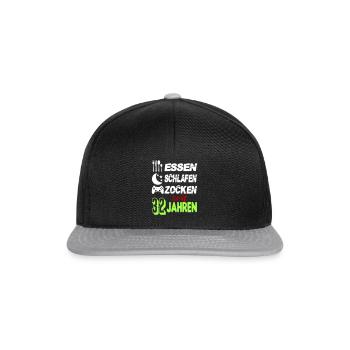 Geburtstag 32 Zocken Spielen Gaming Schlafen - Snapback Cap - Schwarz/Grau - Vorne