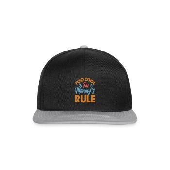 Too Cool For Mommy's Rule - Funny - Mama's Boy - Snapback Cap - Schwarz/Grau - Vorne