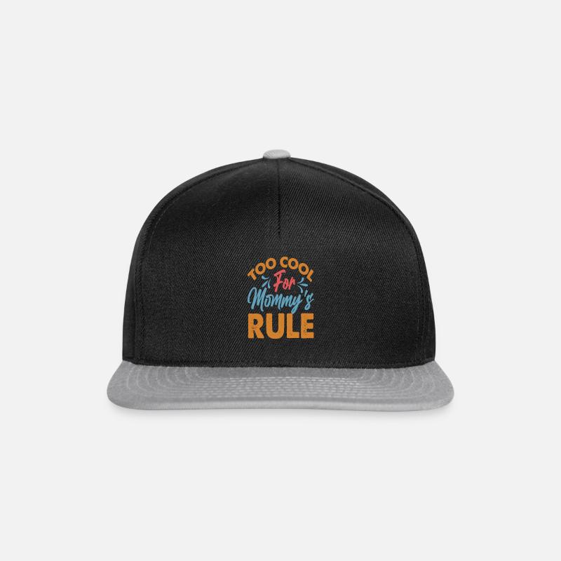 For cool til mors regel - Sjov - Mors dreng - Snapback Cap - sort/grå