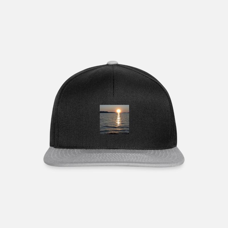 Sonne auf Meer - Snapback Cap - Schwarz/Grau