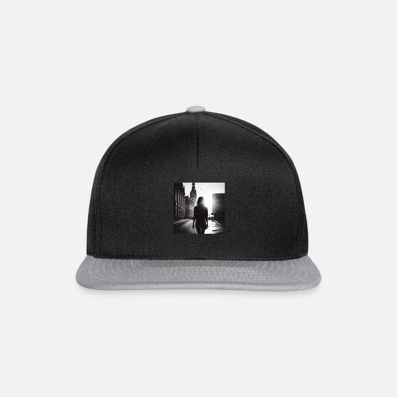 Frau schlendert durch die Hamburger City. - Snapback Cap - Schwarz/Grau