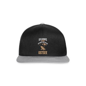 Ich muss gar nix ich muss nur an die Ostsee - Snapback Cap - Schwarz/Grau - Vorne