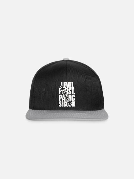 Wasserwaage – Level First, Panic Second - Snapback Cap - Schwarz/Grau
