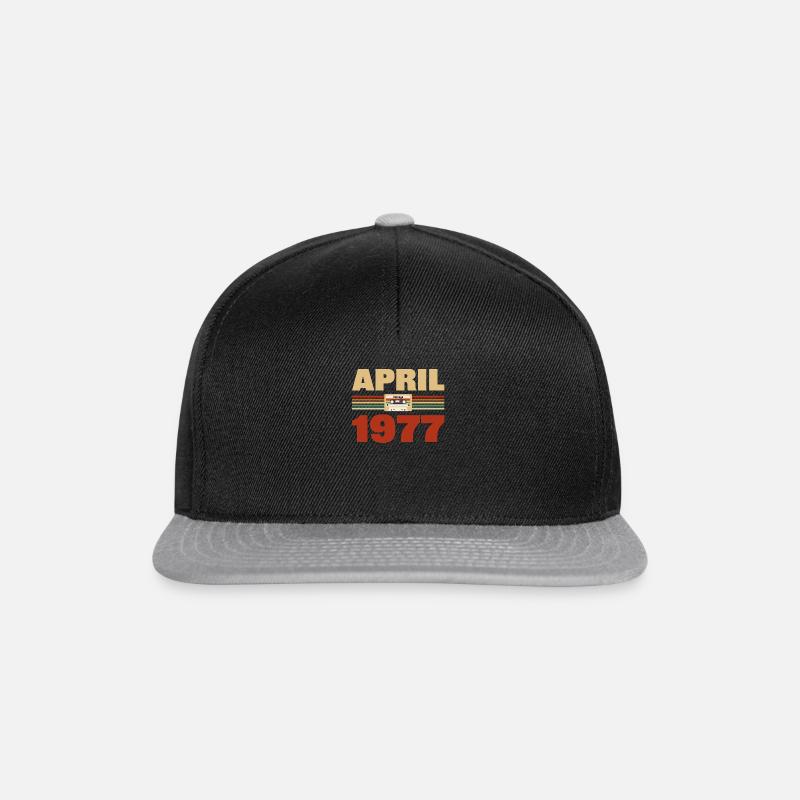 46th birthday April Born 1977 Gift idea - Snapback Cap - black/grey