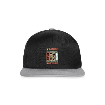 Geburtstag 77 Inflation Krieg Scheiss Politik - Snapback Cap - Schwarz/Grau - Vorne