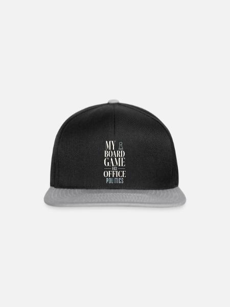 Brettspiel mit Büropolitik - Snapback Cap - Schwarz/Grau