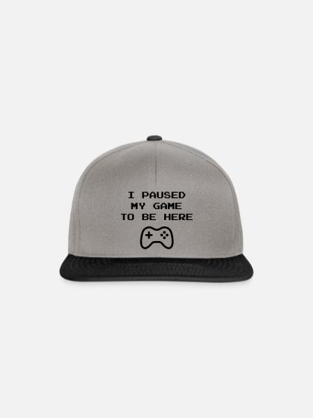 I PAUSED MY GAME TO BE HERE - Gamer Geschenk Idee - Snapback Cap - Graphit/Schwarz