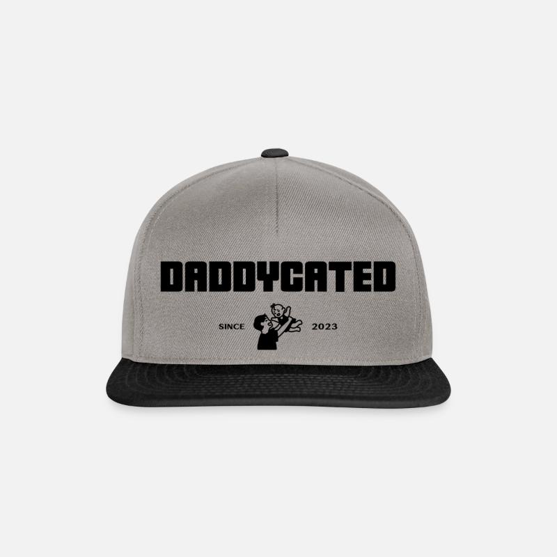 Daddycated since 2023 - Snapback Cap - Graphit/Schwarz
