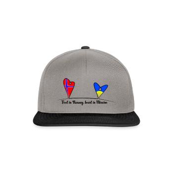 Feet in Norway, heart in Ukraine - Snapback Cap - Graphit/Schwarz - Vorne