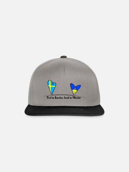 Feet in Sweden, heart in Ukraine - Snapback Cap - Graphit/Schwarz