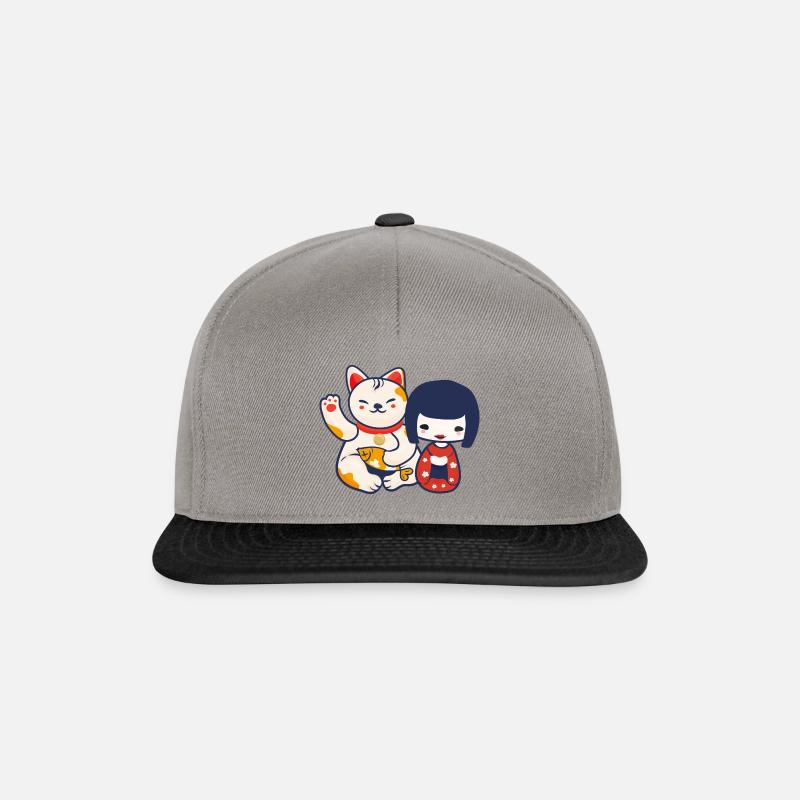 Kokeshi-Puppe mit Maneki Neko Lucky Winking Cat - Snapback Cap - Graphit/Schwarz