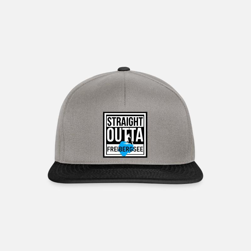STRAIGHT OUTTA FREIBERGSEE - Snapback Cap - Graphit/Schwarz