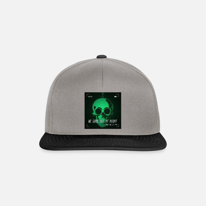 we come out at night - Snapback Cap - Graphit/Schwarz