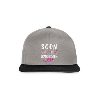 Bald werden wir Oma und Opa, Wir werden Großeltern - Snapback Cap - Graphit/Schwarz - Vorne