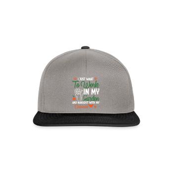 Gardener in the garden Hobby gardener cares for plants - Snapback Cap - graphite/black - Front
