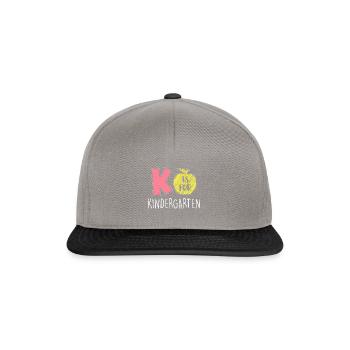Kinder K steht für Kindergarten - Snapback Cap - Graphit/Schwarz - Vorne