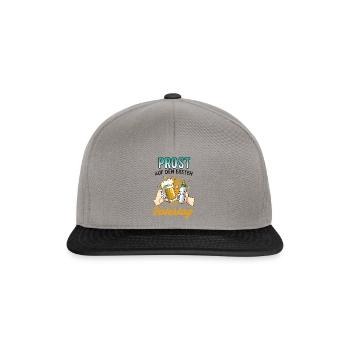 Prost Auf Den Ersten Vatertag mit Bier und - Snapback Cap - Graphit/Schwarz - Vorne
