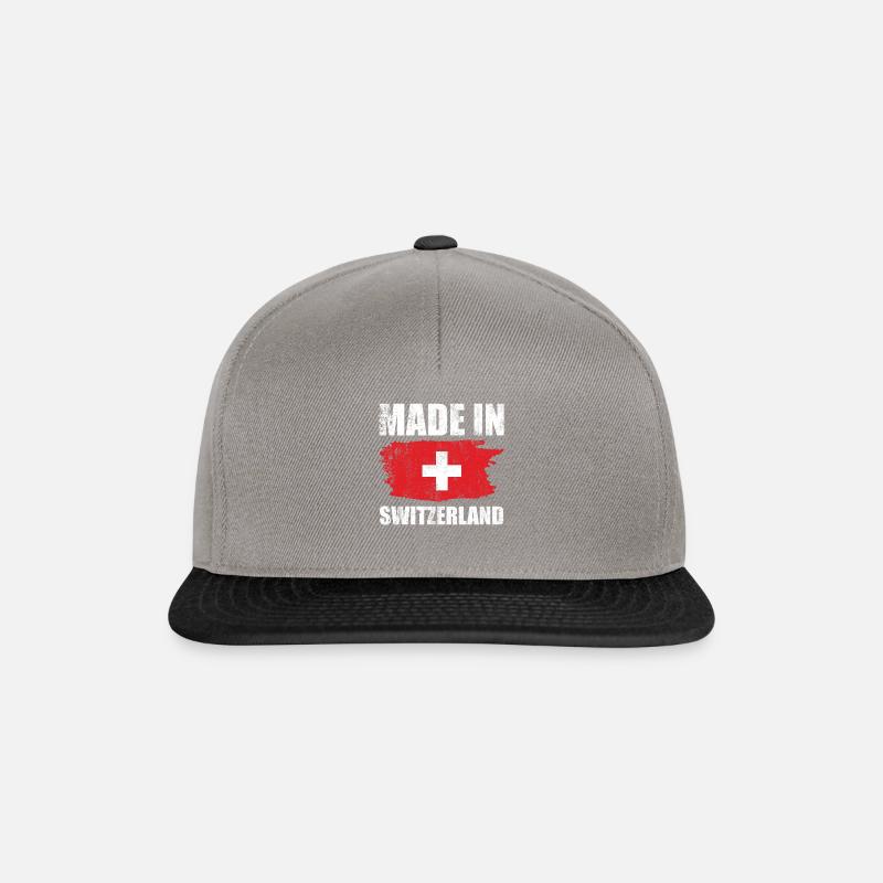 Gemacht in Schweiz mit Flagge - Snapback Cap - Graphit/Schwarz