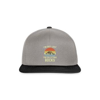 I'm Not Lost I'm Collecting Rocks - Snapback Cap - Graphit/Schwarz - Vorne