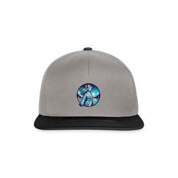 Winterfee in Schneelandschaft mit Eiskristallen - Snapback Cap - Graphit/Schwarz - Vorne