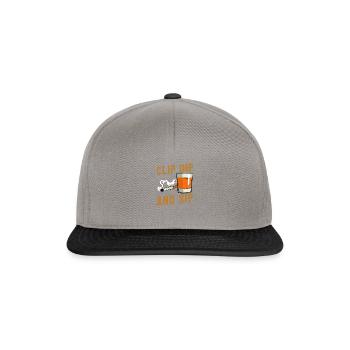 Clip Dip and Sip - tobacco and whiskey - Snapback Cap - graphite/black - Front