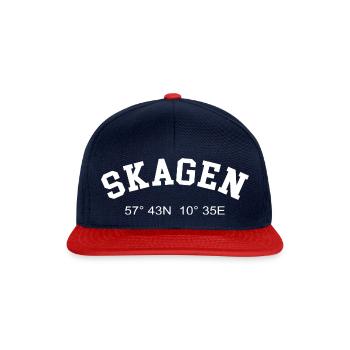Skagen Dänemark Koordinaten GPS Hafen Kapitän - Snapback Cap - Navy/Rot - Vorne