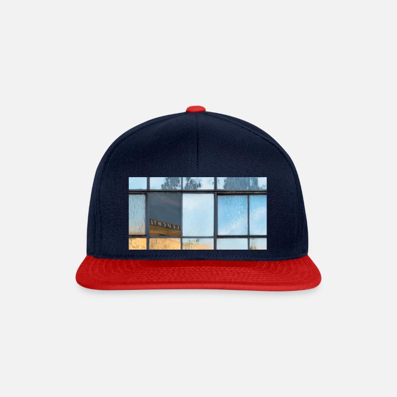 Reflektierte Buchstaben im Glas des Fensters - Snapback Cap - Navy/Rot