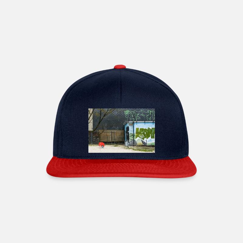 L’éléphant rouge sur le terrain de jeu - Casquette snapback - bleu marine/rouge