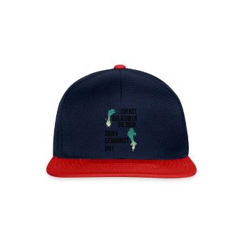Zuerst Belächeln Sie Dich Dann Gewinnst Du - Gym - Snapback Cap - Navy/Rot - Vorne