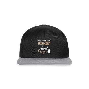 Dieser Social-Media-Manager läuft auf Kaffee - Snapback Cap - Schwarz/Grau - Vorne