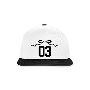 Numéro 3 noeud - 3e anniversaire - Casquette snapback - blanc/noir - Devant