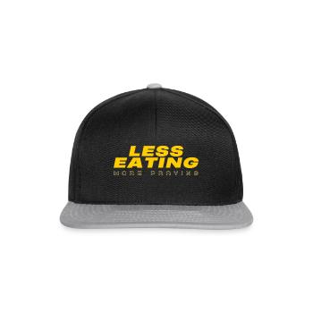 Weniger essen, mehr beten: Ramadan-Textgestaltung - Snapback Cap - Schwarz/Grau - Vorne