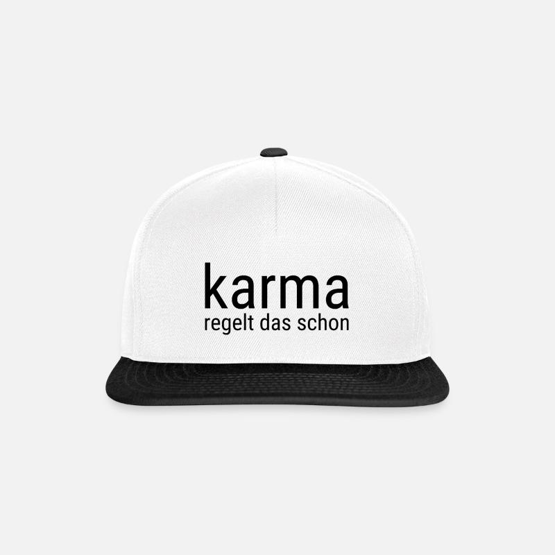 Karma regelt das schon – Spruch T-Shirt - Snapback Cap - Weiß/Schwarz