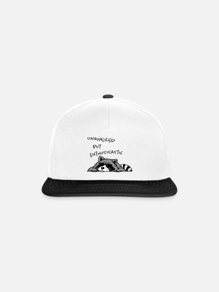 Unqualified but Enthusiastic – Lustiger Waschbär - Snapback Cap - Weiß/Schwarz