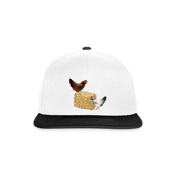 zwei Hühner auf einen Strohballen - Snapback Cap - Weiß/Schwarz - Vorne